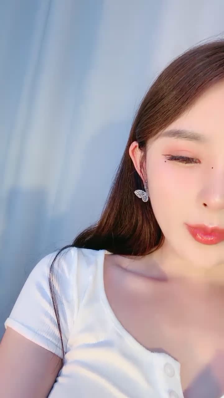 模特級顏值女神! 粉嫩頂級美腿! 脫下丁字褲,假屌抽插粉穴,地板上騎坐,翹起美臀后入抽插