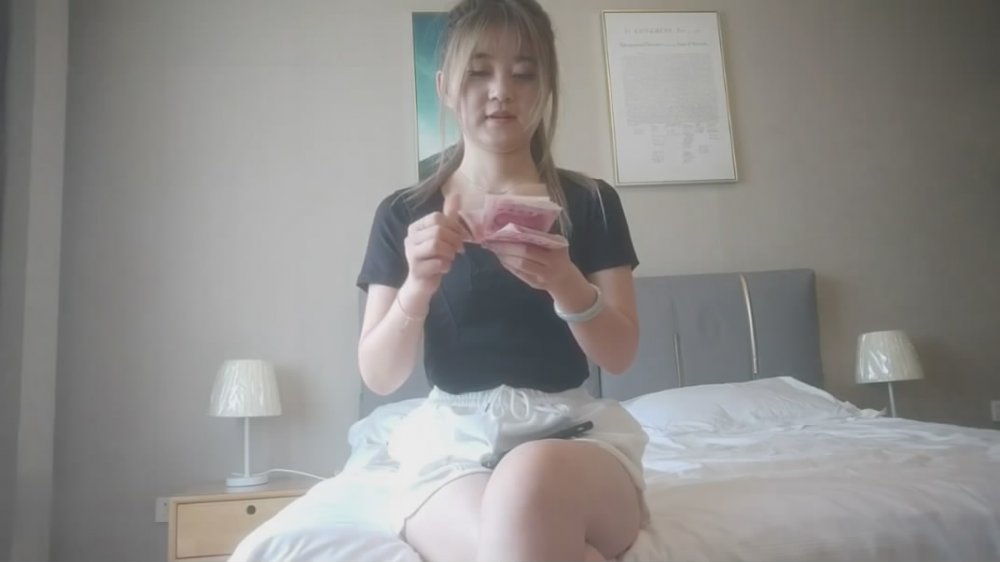 探花山雞哥酒店約炮❤️貌似剛整完胸的拜金女胸大很軟摸著像水球各種姿勢把逼漏出來展現給大家看