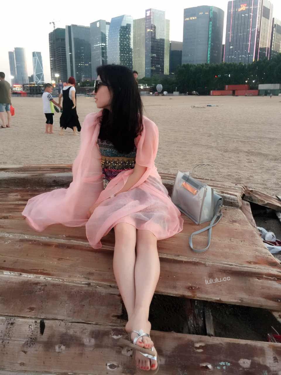 臥龍曉城，超粉嫩 00 后小美女很敏感，一模就出水了