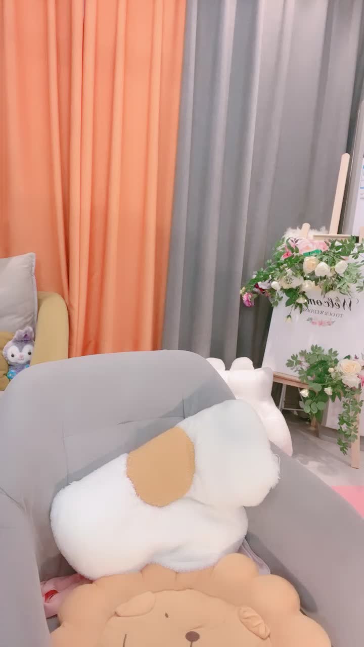 極品尤物網紅女神！ 爆乳美腿肥穴！ 撩起小背心揉捏奶子，緊致肥穴扒開，揉搓自慰搞得小穴濕濕