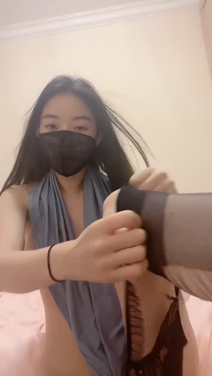 極品美胸模特，絲襪高跟大長腿極品誘惑，淫聲蕩語互動撩騷，各種展示聽狼友指揮揉奶玩逼，道具抽插呻吟可射