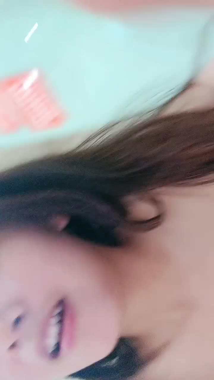 純情的高中學妹，真實感很強全程露臉聽狼友指揮調教，互動撩騷揉奶玩逼看特寫，撅著屁股讓狼友草精彩刺激