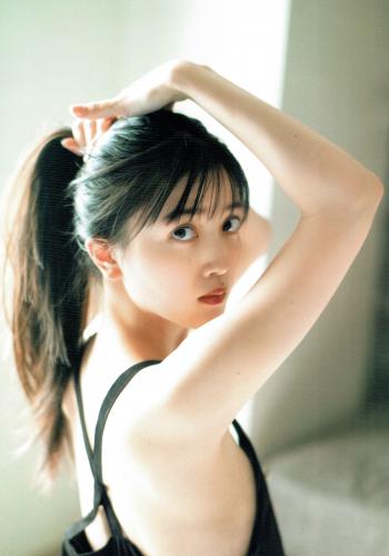 [Photobook] Shiori Kubo 久保史緒里 – 1st Photobook Intersection 交差点 (HQ Scan)