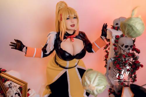 [Cosplay] Uy Uy – Darkness