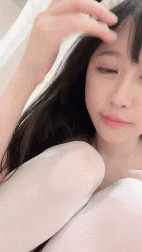 【京魚兒】高人氣19歲學生妹，白皙大奶，無毛嫩穴，道具自慰，噴水流白漿，玩到翻白眼，被網友包夜三天隻給你看吃雞巴