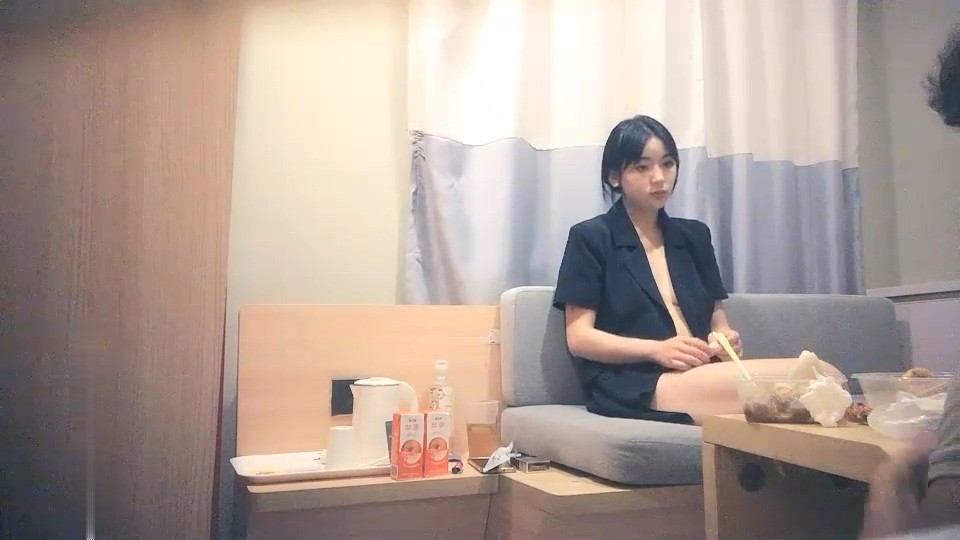 黑衣妹子吃完夜宵再來第二炮 口交深喉插嘴後入[MP4/308MB]
