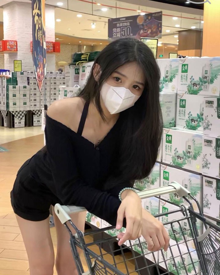 國內親姐弟亂倫身材超級棒的尤物姐姐櫻桃小嘴大長腿和弟弟在家玩制服誘惑