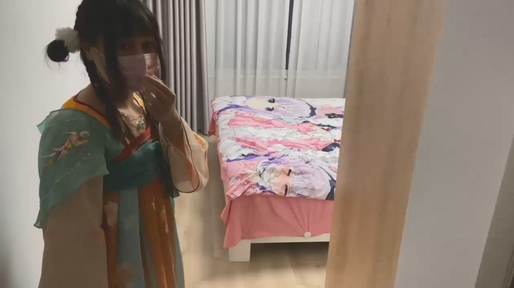 可愛丸子頭小蘿莉 稚嫩鄰家少女穿上漢服裙 主動翹起小屁屁讓爸爸小騷穴 誰不喜歡這麼主動的小騷母狗呢？