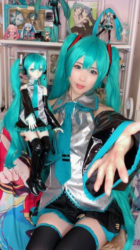 [Cosplay] Kururu Kurasaka 倉坂くるる – Miku