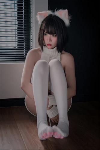 [Cosplay] Xansoon 轩萧学姐 – Cat Paw Socks 猫爪袜