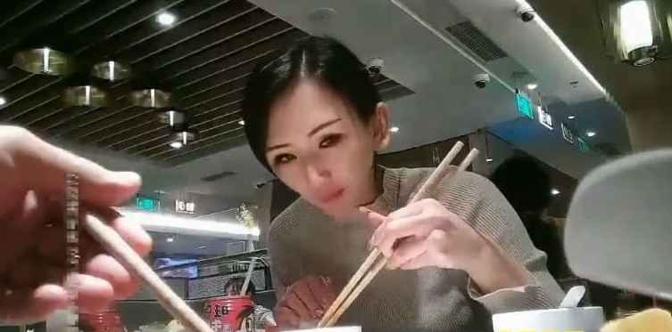 全國探花 剛認識的性感白嫩美女激情做愛 啪啪操的太猛積水橫溢