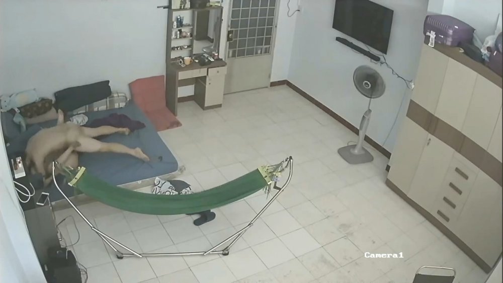 ??? 家庭攝像頭破解真實偸拍，性生活和諧的小夫妻不管白天晚上來感覺就搞，苗條嬌妻很耐肏床上干完地上扎馬步幹[MP4/1580MB]