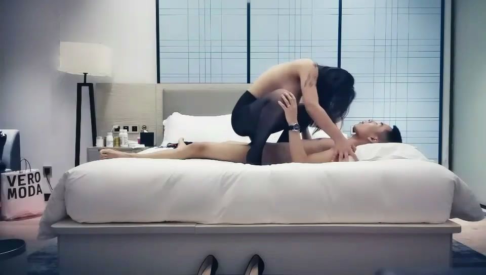 包臀裙S形3200元大奶週邊女黑色高跟女僕裝被按在床上連續抽插2次