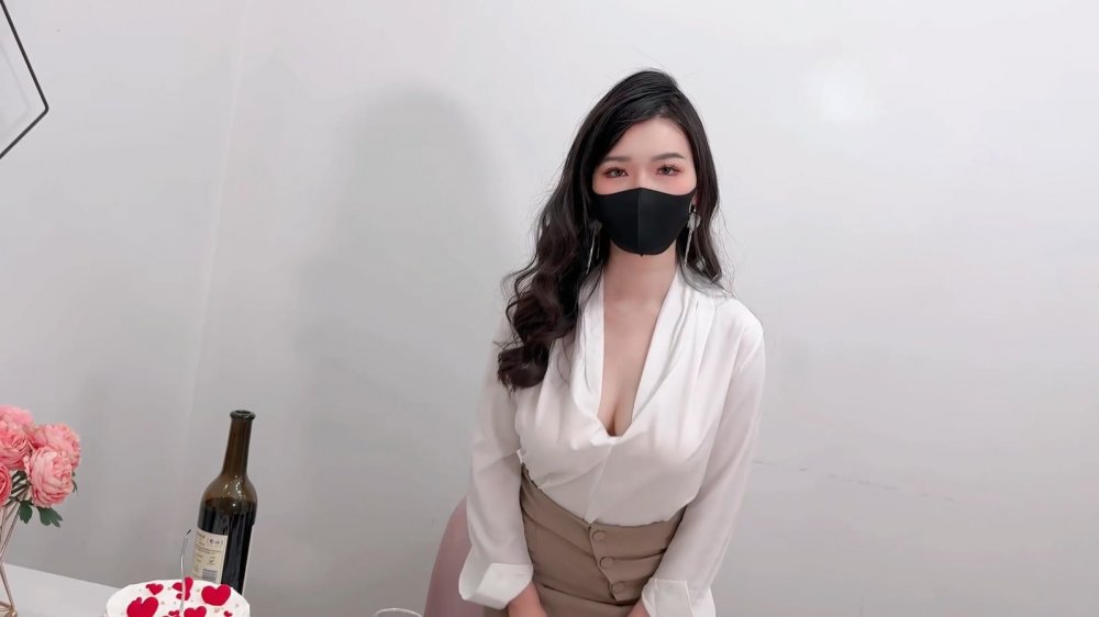 超顏值極品禦姐女神『狐不妖』 lo白領小騷貨被按倒餐桌上插小騷穴 換上情趣內衣服務大雞巴哥哥 被操的滿嘴淫語