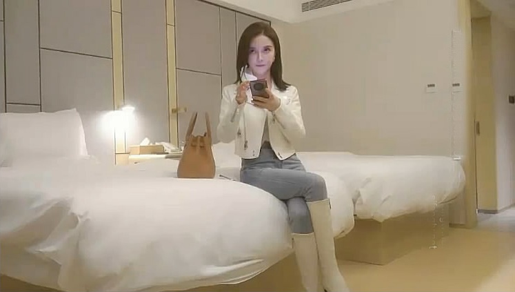 高顏值女神緊身牛仔褲 開始就忍不住脫褲子 叫床聲很風騷