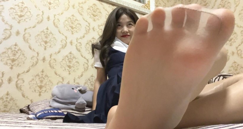 藝術學院高顏美女出租房被四眼男友各種玩肏噴水，已經被調教成反差母狗