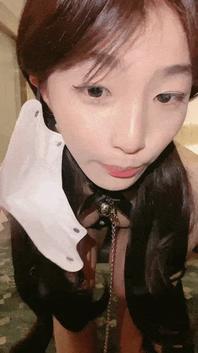 呜崽醬~極品尤物美少女！ 酒店激情自慰！ 翹起內衣項圈，新花樣牙膏抹穴，辣的小穴受不了