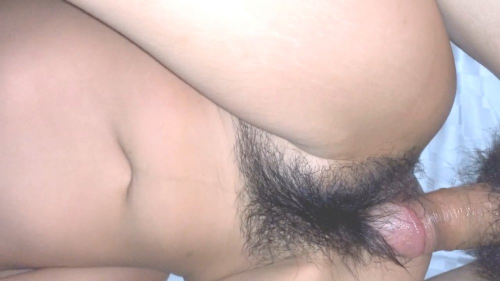 ⚫️⚫️ 對話精彩，素質約炮大神夜場搭訕的露臉多毛小姐姐開房打炮，大神不虧大神連套套都不戴就搞起來[MP4/442MB]