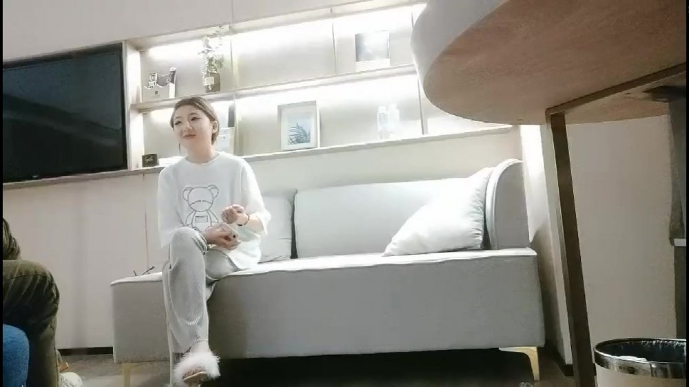 約啪年輕漂亮粉嫩嫩小少女酒店做愛 很有情趣 精緻黑衣苗條身材 沒想到看到雞巴不願意操了 只好赤裸陪伴