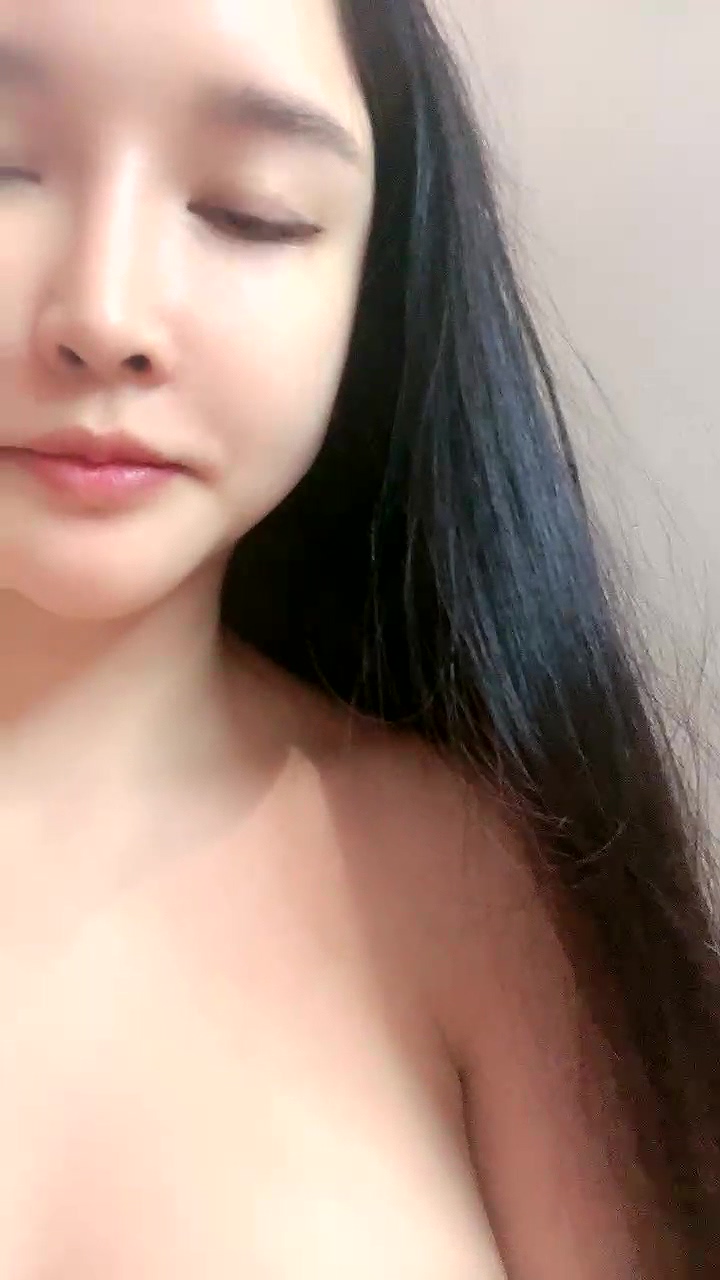 尤物網紅美女【幼貓】粉奶饅頭，炮友激情操逼，埋頭吸吮大屌，第一視角爆操，兩個奶子操的直晃動