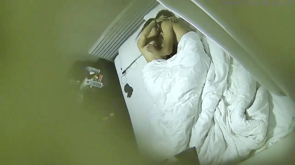 ???? 火車站旁小旅店真實偸拍小情侶開房造愛，妹子天然大奶子長得不錯，搞完小夥吃點辣條補補體力[MP4/945MB]