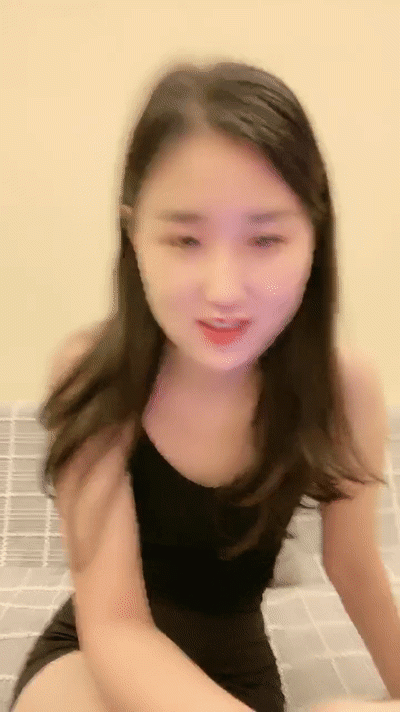 文靜甜美小姐姐! 被炮友各種玩弄! 黑絲大長腿,手指扣多毛嫩穴,沙發上騎坐抽插,不盡興振動棒伺候