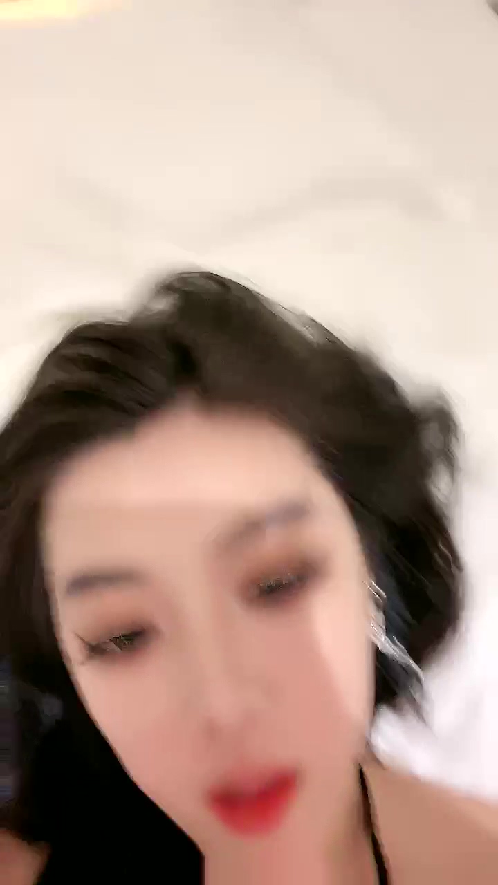 尤物美女車模下海！ 酒店開房操逼！ 極度淫騷，大屌插小嘴，猛懟騷穴流白漿，直喊很爽