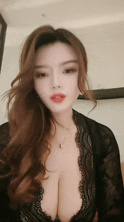 36D巨乳騷逼！ 被兩男各種玩弄！ 黑絲襪高跟鞋，翹起大屁股吃屌，前後夾擊輸出，壓在身下後入