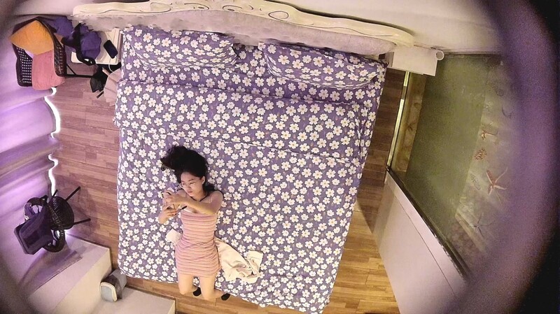 貴在真實偸拍小情侶大白天開房造愛看起外表清純的眼鏡妹可能被開苞不久肉棒進去後啊啊叫痛的哭了再後來就爽了