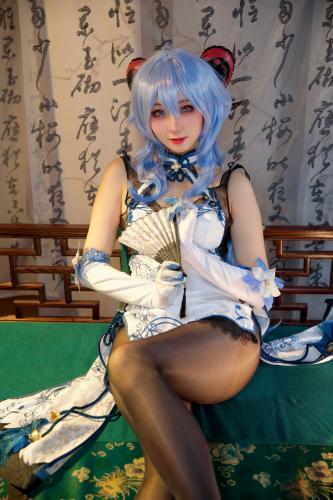 [Cosplay] 屑雪雪鸭 – 甘雨青花瓷旗袍[50P-199MB]