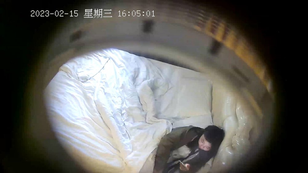 2023-02-15【安防酒店攝像頭】妹子千里迢迢而至為了給男友解渴