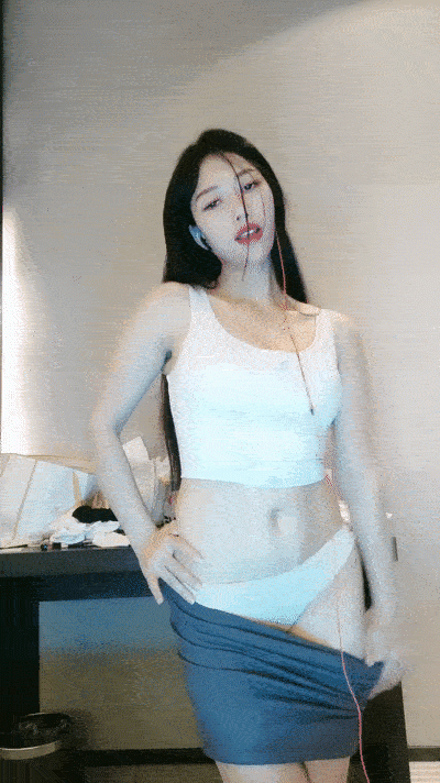 性感尤物紅唇美女！ 首次酒店約炮操逼！ 脫衣舞濕身誘惑，扶腰抽插無套內射，洗手台擡腿側入