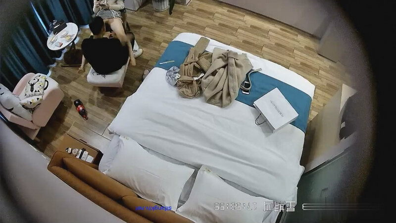 安防酒店攝像頭偷拍❤️怪癖變態男和眼鏡騷女互相道具玩弄草對方還一邊用手機自拍