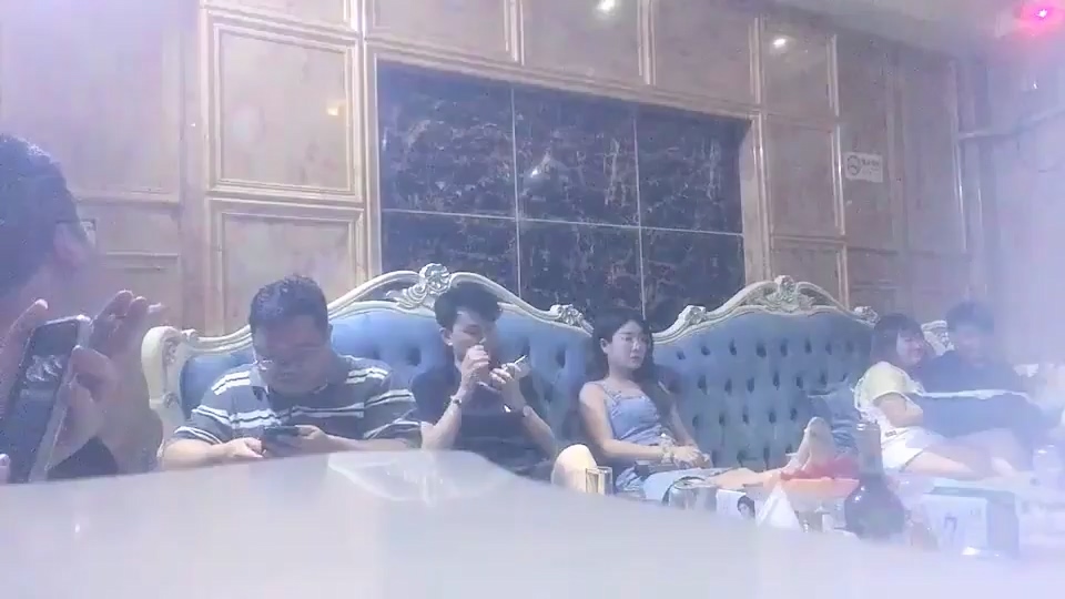 8-4大寶尋花探會所K歌找陪唱，帶眼鏡女孩就是騷，玩完回賓館繼續操，真爽啊