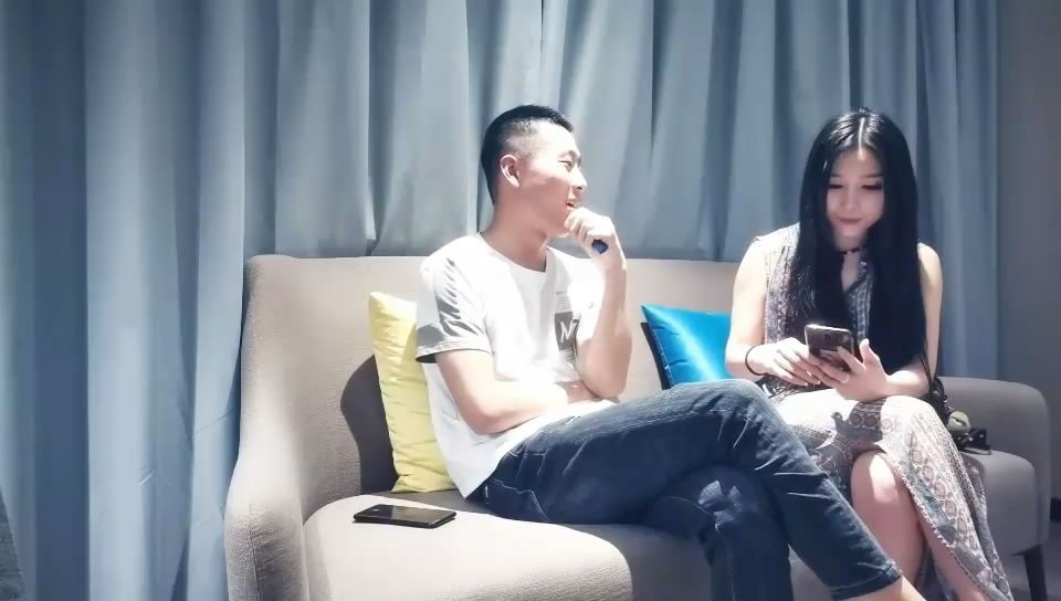 帥小夥2800元約了位剛新婚的美少婦，說：沒事出來做，逼也爽了，錢也賺了