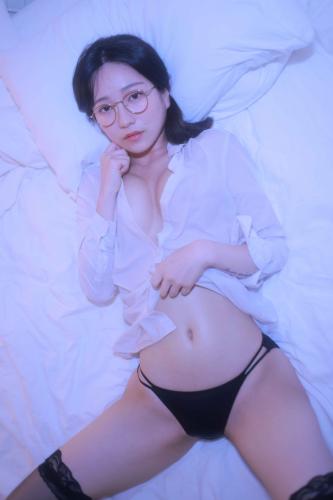 Sehee (세희) – Glasses Shirt