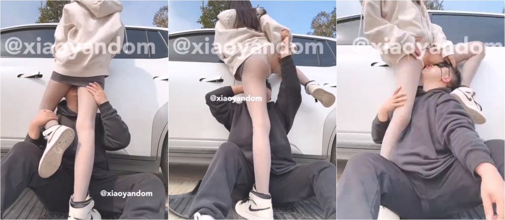 優雅性感女S『小鹽Dom』站在他的辦公桌上用悶了一晚上的PP捂住小狗的臉，廢物雞8不爭氣的被鹽老師踩射了