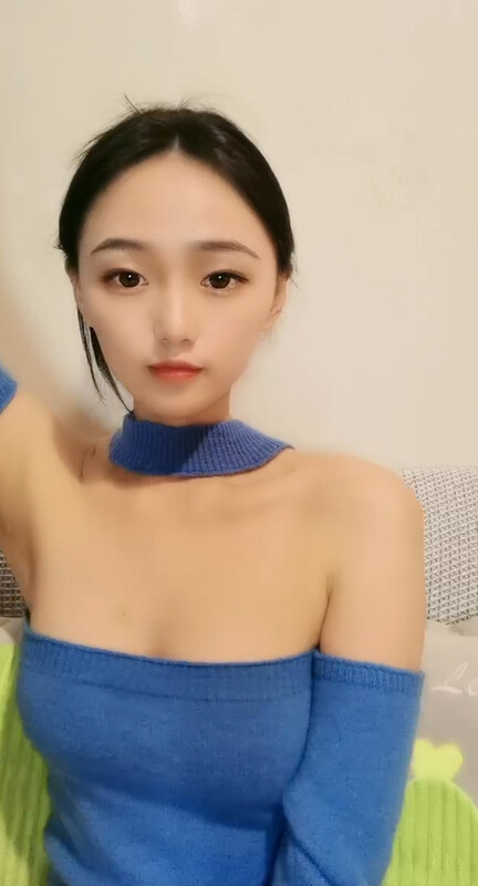 露臉新人妹子雙手搓胸，擠擠奶子特寫蝴蝶逼，不停的按摩陰蒂小小粉蝴蝶