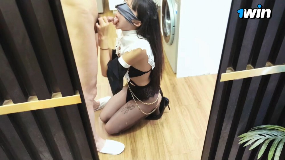 白嫩甜美學姐女神『愛玩熊熊』萬聖節邪惡修女徹底墮落被瘋狂輸出，開檔黑絲誘惑拉滿 扶腰後入蜜穴