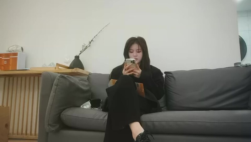 小哥酒店約炮看上去很清純的美女週邊 換上黑絲各種姿勢啪啪受不了快哭了