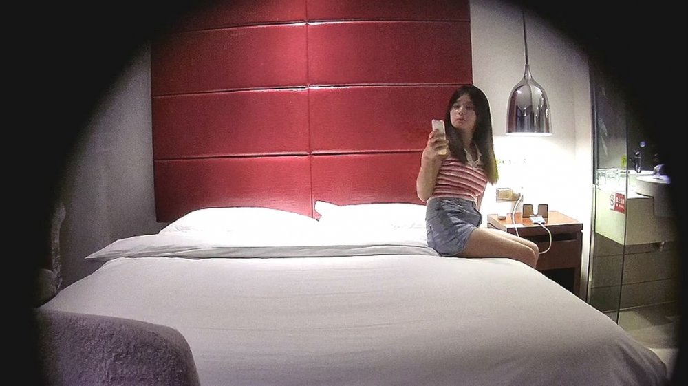 主題酒店真實偸拍 壯實體育男與嬌小美眉大戰三百回合 翻來覆去各種體位 搞了好幾炮 女的真的騷