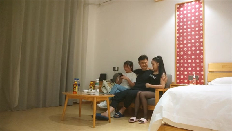 兩位大叔帶著自己的嬌妻酒店玩換妻洗完澡換上黑絲4P開演