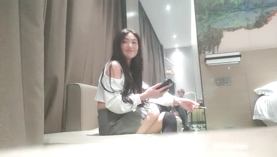 11-30偉哥尋歡第二場約啪 耐看型妹子，這哥們套子都幹破了，美女也享受了