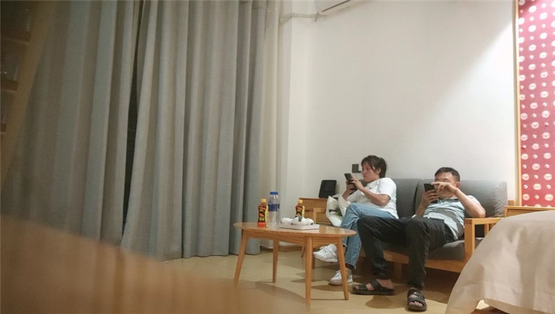 兩位大叔帶著自己的嬌妻酒店玩換妻❤️洗完澡換上黑絲4P開演