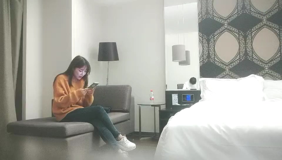 11-29乾淨利速約啪 長腿微胖女神，濃密逼逼性慾強，操起來浪叫不止