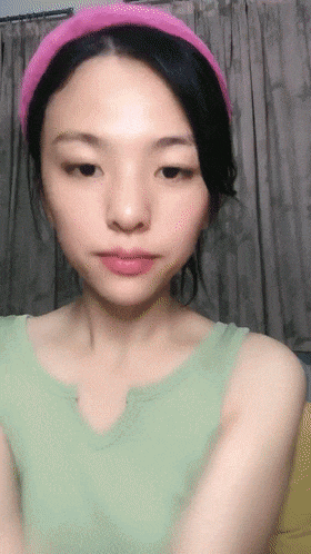精品推薦，正宗學妹，【小白甜妹】05後美女，拿著口紅塗逼唇，顔值真能打