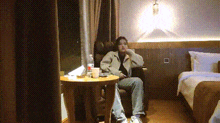 大奶良家少婦 身材豐滿上位騎乘 邊看電視邊啪啪 哥們很快就繳械 死活不肯口