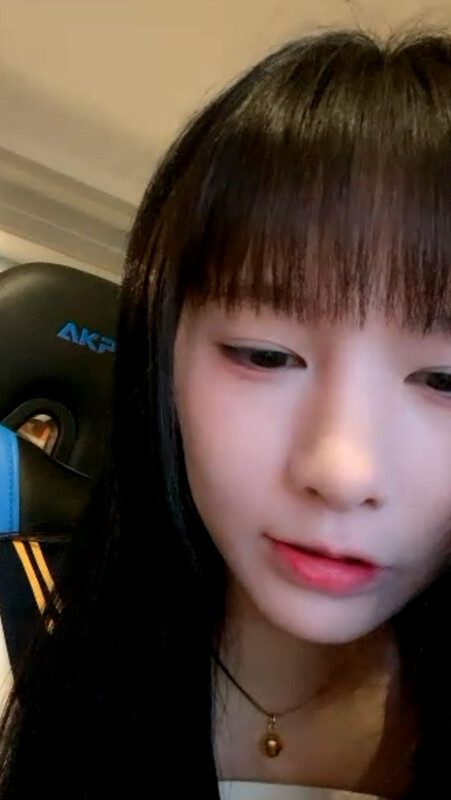 純欲系天花闆美少女！ 脫掉內褲無毛騷穴！ 掰開小穴超緊緻，抓起大屌舔弄