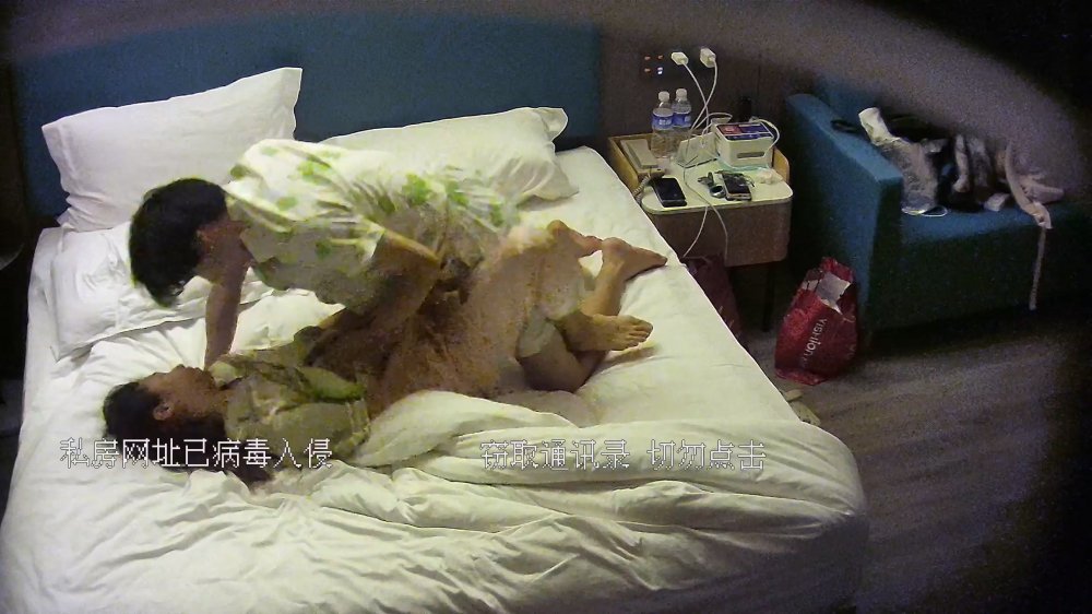 高校附近鐘點房偷拍學生情侶開房看著女友性感的睡衣小夥忍不住提槍上陣輸出 內射逼裡