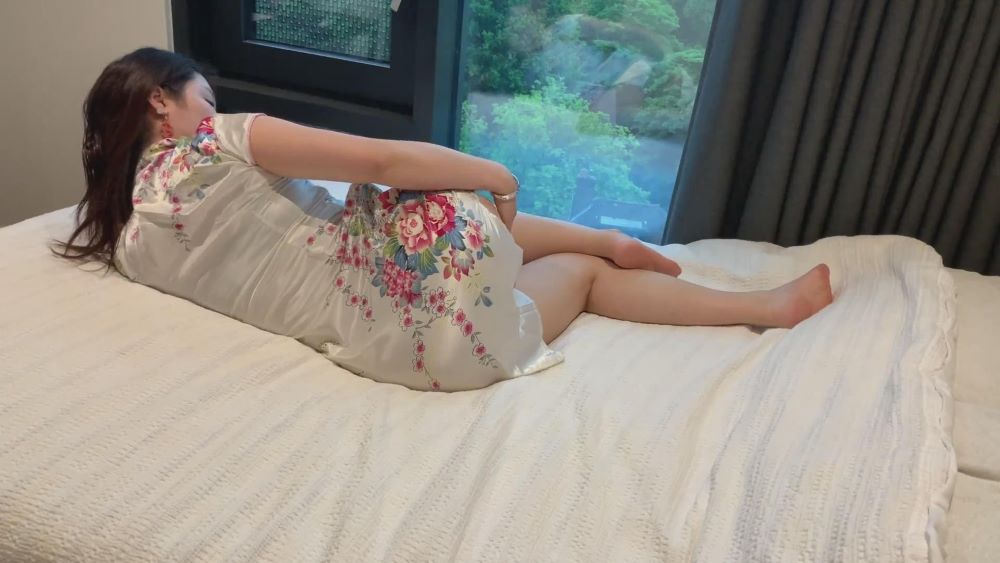 戶外群勾搭上的人妻熟女風騷無比 穿著旗袍一起旅遊開了個山景房把她操得直冒白漿